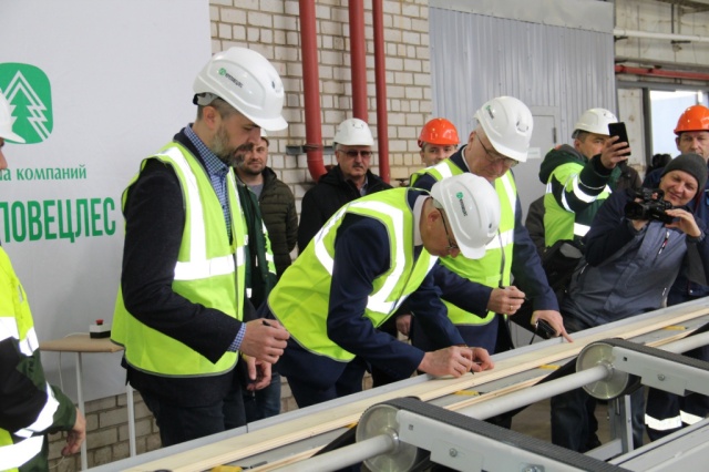 Линию строганных погонажных изделий запустили на предприятии деревообработки в Шекснинском районе
